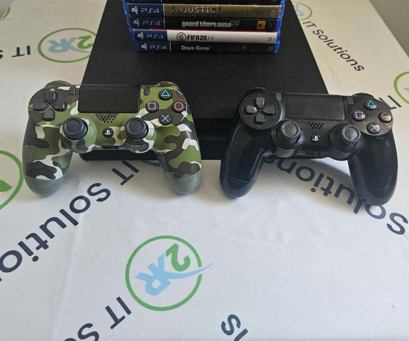Playstation 4 + 2 Controllers. 15 Games