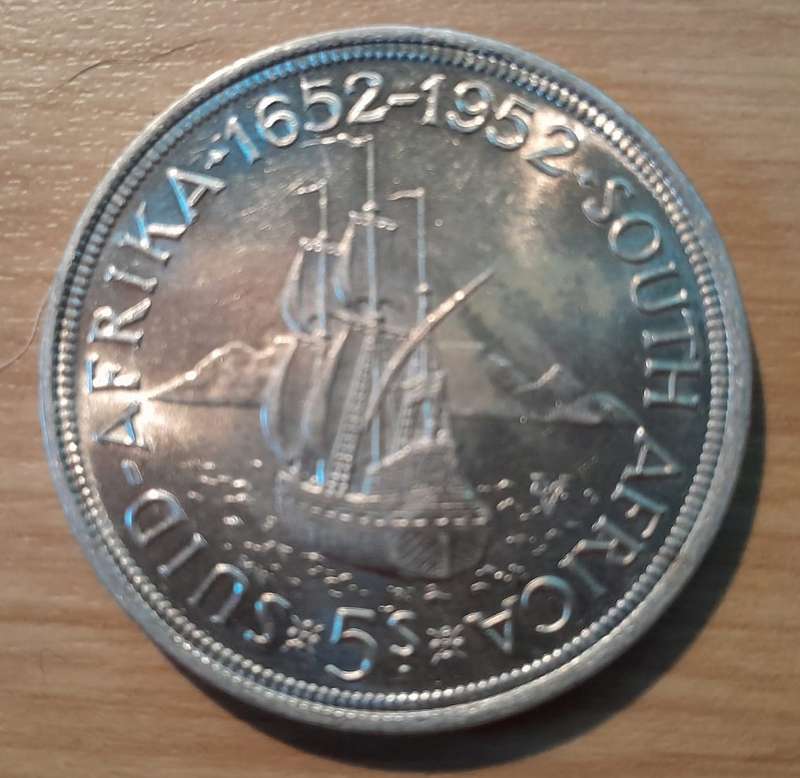 1952 50% SILVER 5/- CROWN, LOVELY COIN, AS PER PICTURES, IN CAPSULE.