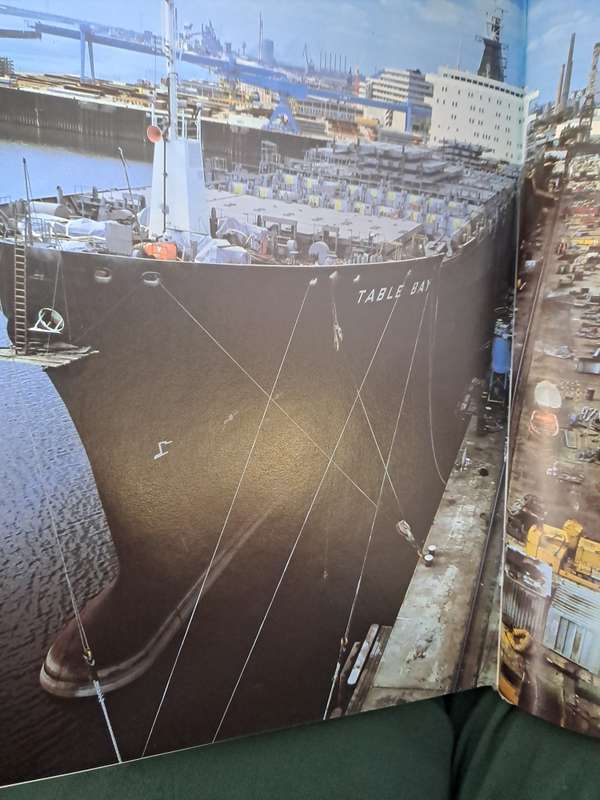 THE HISTORY OF SHIPS . Bu Peter Kemp