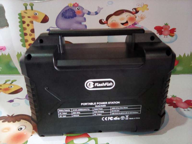 PORTABLE SOLAR GENERATOR LITHIUM BATTERY (NEEDS ATTENTION)