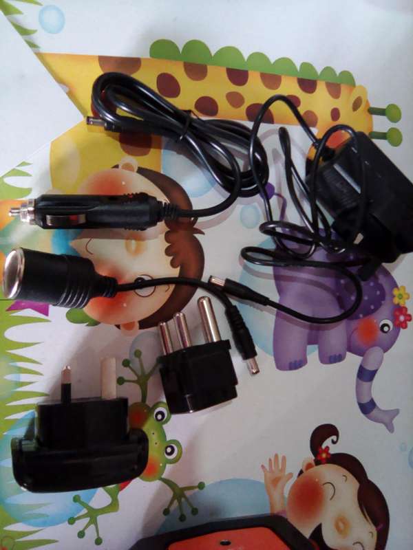 PORTABLE SOLAR GENERATOR LITHIUM BATTERY (NEEDS ATTENTION)