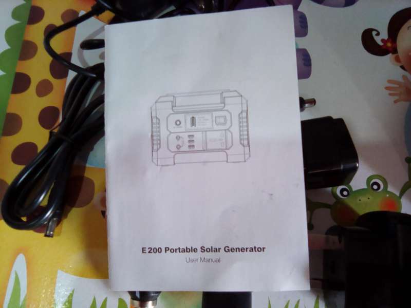 PORTABLE SOLAR GENERATOR LITHIUM BATTERY (NEEDS ATTENTION)