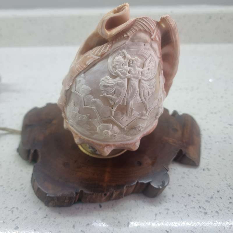VINTAGE HAND CARVED CAMEO SEA SHELL LAMP