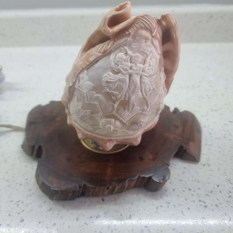VINTAGE HAND CARVED CAMEO SEA SHELL LAMP