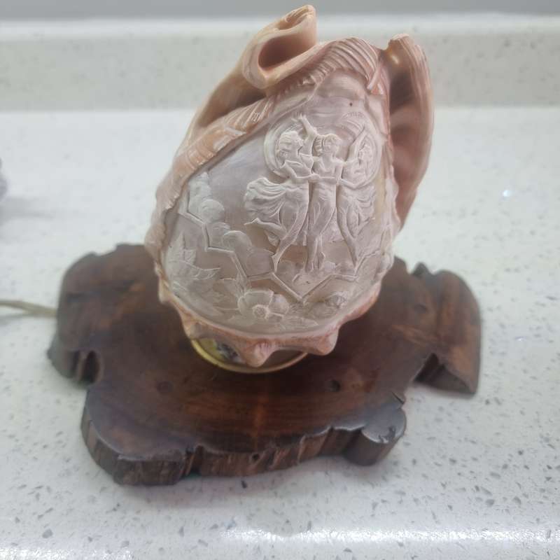 VINTAGE HAND CARVED CAMEO SEA SHELL LAMP