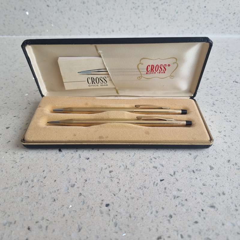 Gold Cross pen and pencil set in excellent condition