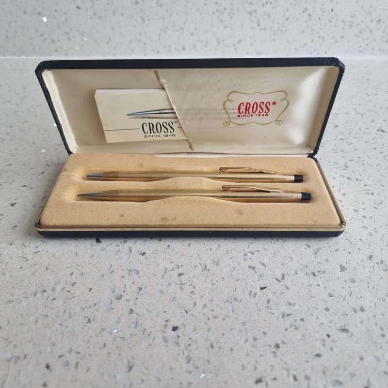 Gold Cross pen and pencil set in excellent condition
