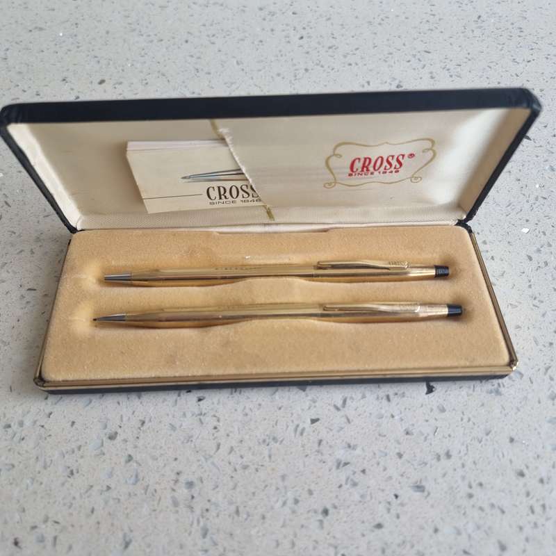 Gold Cross pen and pencil set in excellent condition