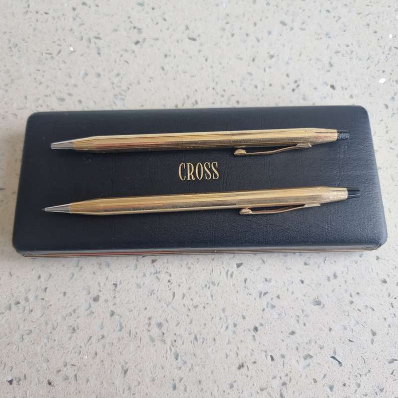 Gold Cross pen and pencil set in excellent condition