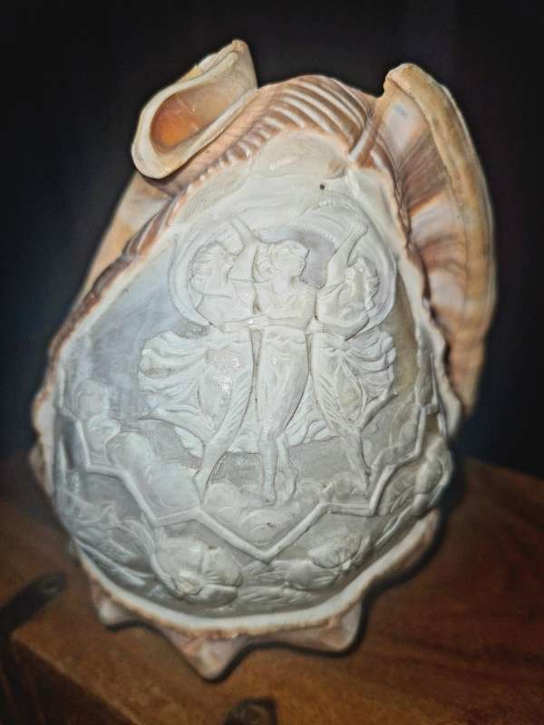 VINTAGE HAND CARVED CAMEO SEA SHELL LAMP