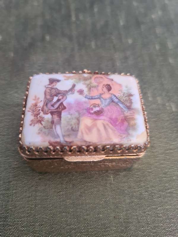 Vintage/Antique Porcelain Pill Box