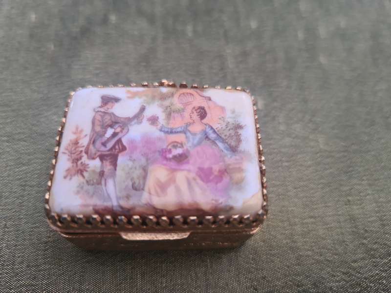 Vintage/Antique Porcelain Pill Box