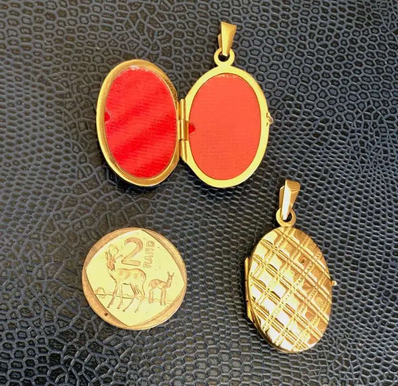 9 K / genuine 9 carat solid Gold, Oval locket -