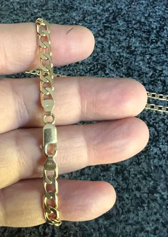 9K -- genuine 9 carat gold- solid square curb  Gents bracelet 22.5 cm. long- 5.5 mm wide