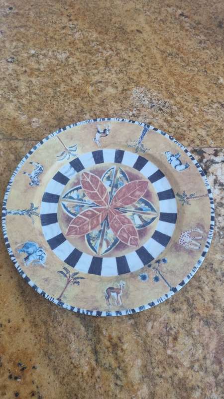 Huge 31 cm Lost City Sun City Presentation/ Serving Plate with Stunning Design! Excellent condition!