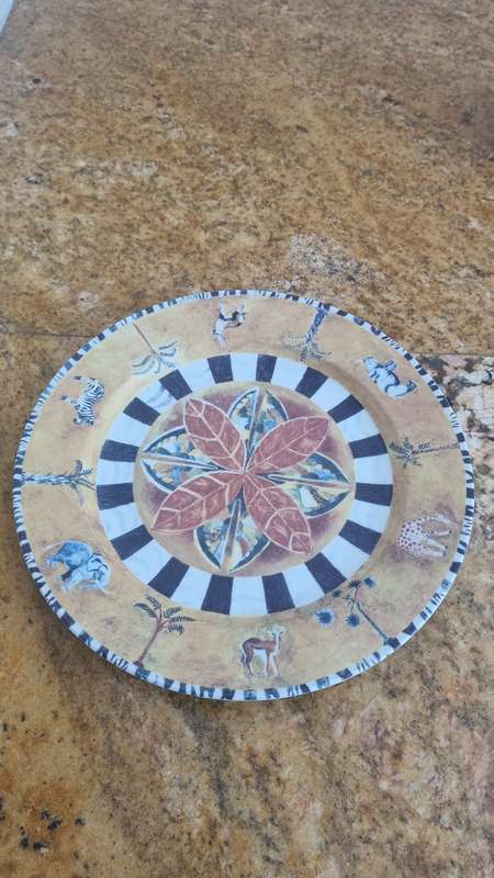 Huge 31 cm Lost City Sun City Presentation/ Serving Plate with Stunning Design! Excellent condition!