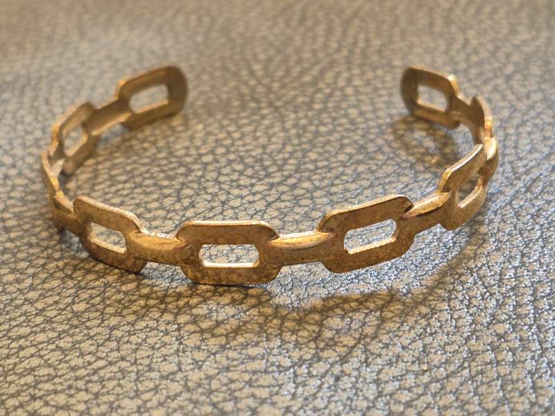 Chain Design Shiny Gold Tone Bangle. Excellent condition. 5.5. cm internal diameter. Unisex.