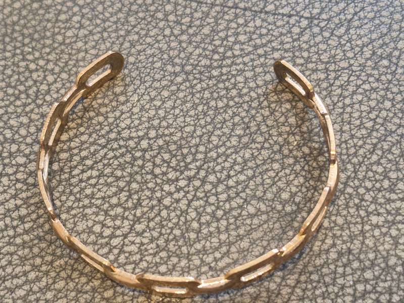 Chain Design Shiny Gold Tone Bangle. Excellent condition. 5.5. cm internal diameter. Unisex.