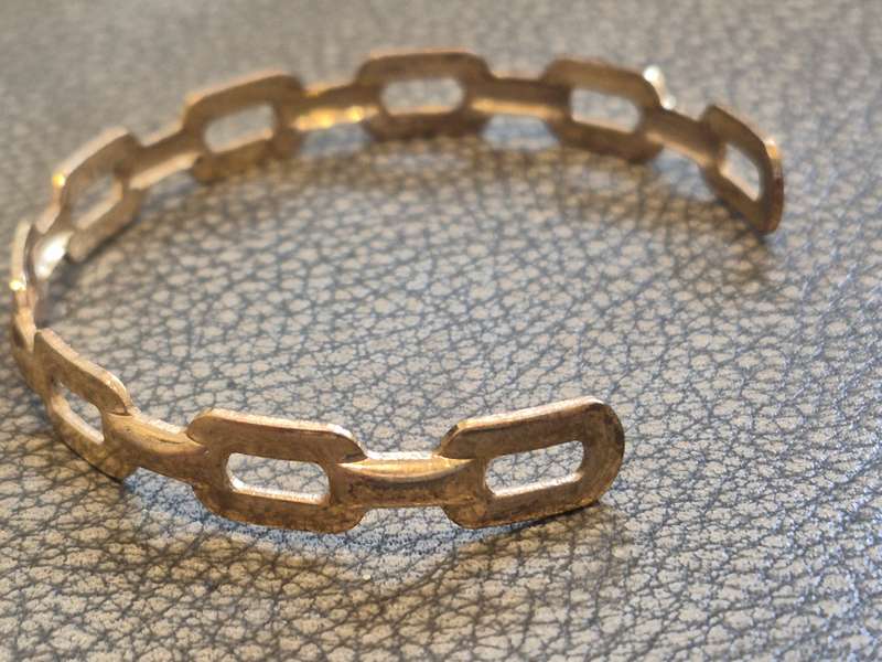 Chain Design Shiny Gold Tone Bangle. Excellent condition. 5.5. cm internal diameter. Unisex.
