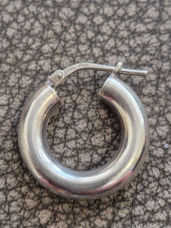 Italy 925 Hoop Single Earring. 1.5 gram Sterling Silver. Perfect condition.