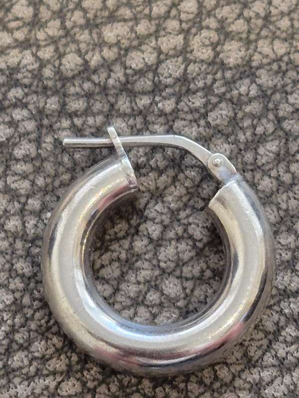 Italy 925 Hoop Single Earring. 1.5 gram Sterling Silver. Perfect condition.