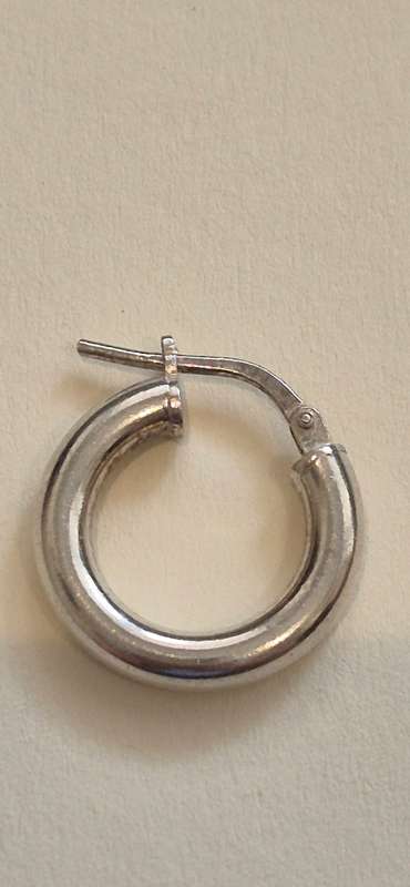 Sterling silver hoop earring 1.1 grams. Marked  .925. 1 AR. Italian mark. Perfect working condition.