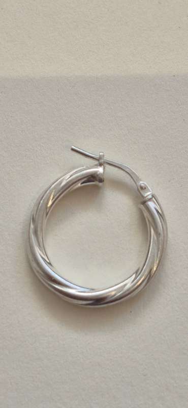STUNNING Italian Twist Hoop Single  Earring. 1.2 grams. Marked Italy 925. Perfect working order.