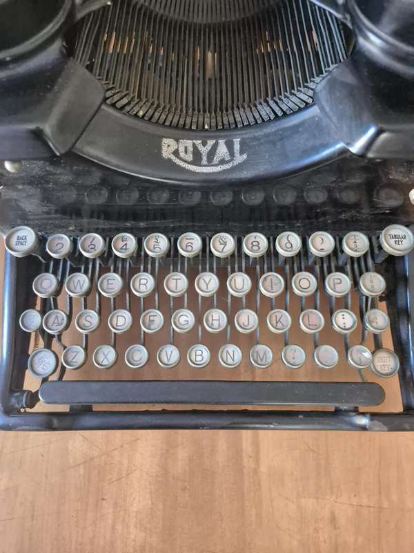 Royal Typewriter 1925. Keys work! Very good shape glass beveled sides!