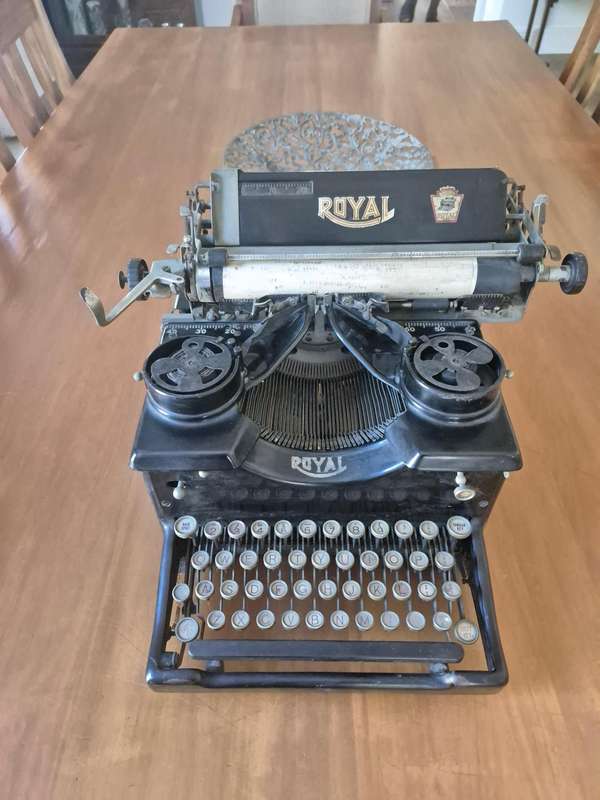 Royal Typewriter 1925. Keys work! Very good shape glass beveled sides!