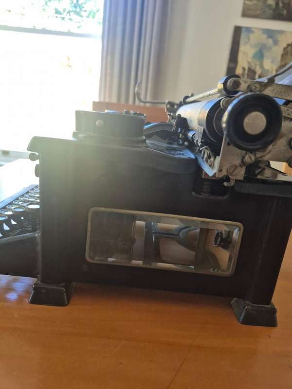 Royal Typewriter 1925. Keys work! Very good shape glass beveled sides!