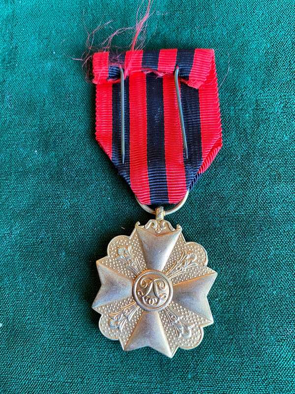 FULL SIZE BELGIUM CIVIL DECORATION FOR MERIT IN GOLD