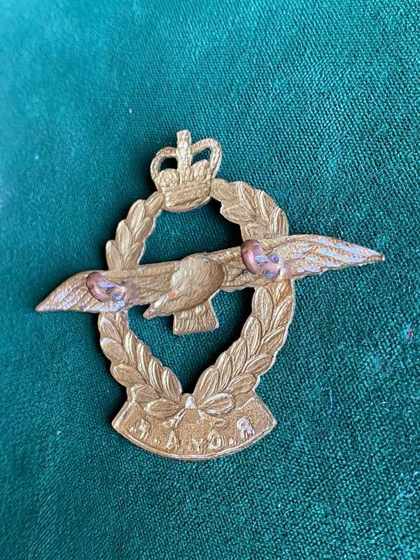 SCARCE ROYAL CEYLON AIRFORCE, CAP BADGE- 2 LUGS