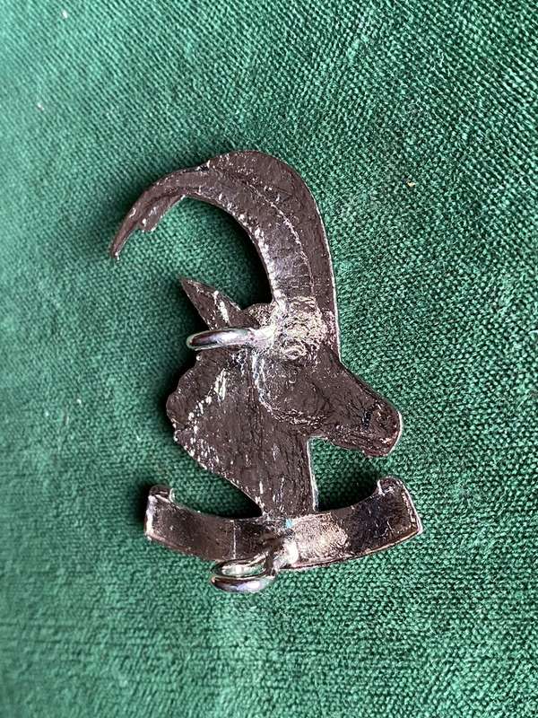 1 RHODESIAN ARMOURED CAR REGT. CAP BADGE-WORN 1970'S-1980- 2 LUGS