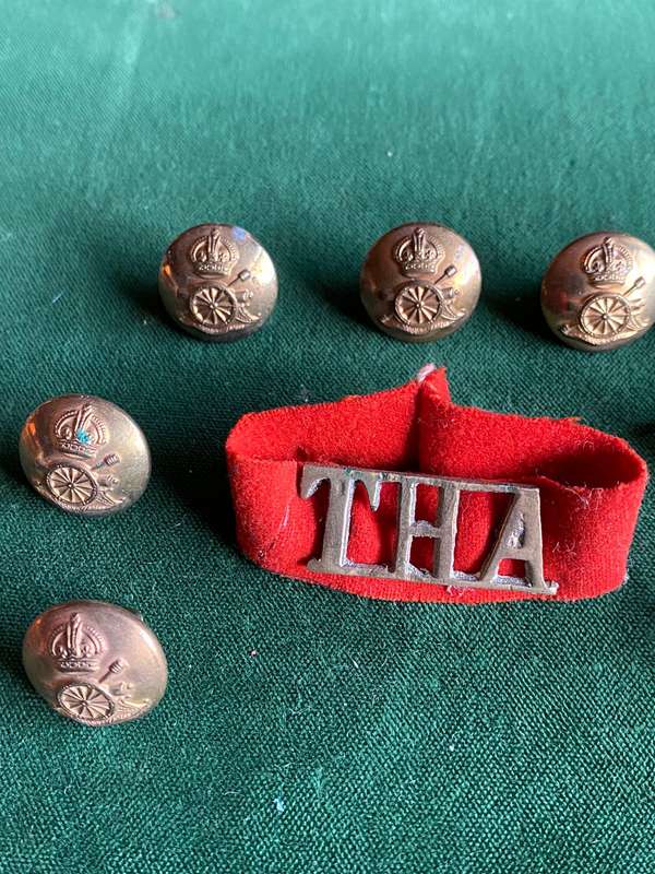 TRANSVAAL HORSE ARTILLERY TITLES AND TUNIC BUTTONS(DIAMETER) 17 MM-WORN 1908-1940(10 BUTTONS AND 3 T