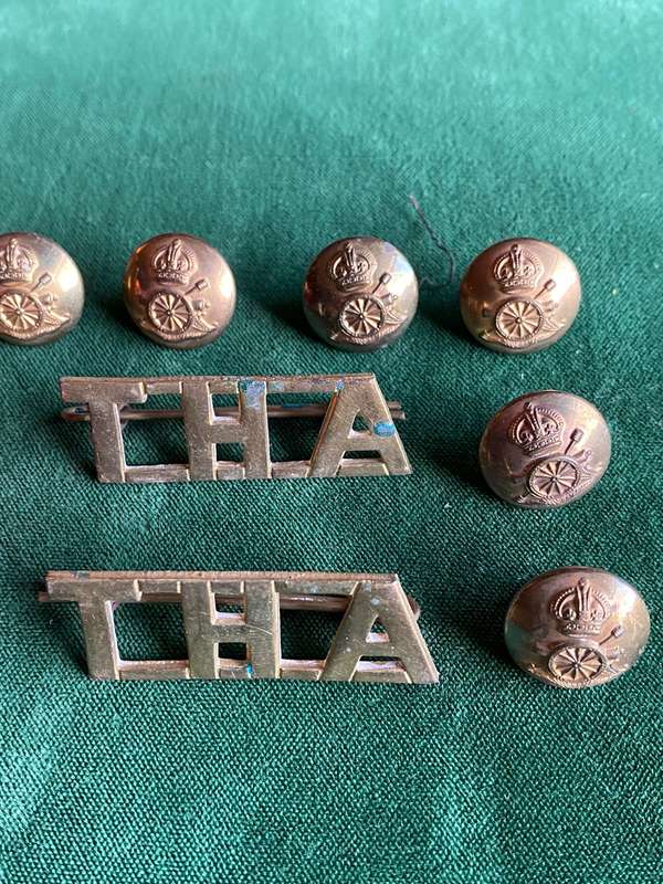 TRANSVAAL HORSE ARTILLERY TITLES AND TUNIC BUTTONS(DIAMETER) 17 MM-WORN 1908-1940(10 BUTTONS AND 3 T