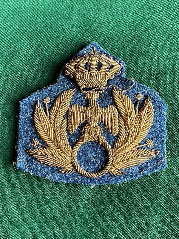 ITALIAN AIR FORCE (REGIA AERO NAUTICA)OFFICERS BULLION WIRE CAP BADGE-GOLD WIRE ON SLATE BLUE FELT