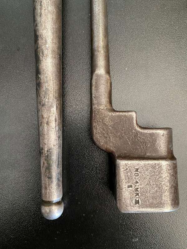 NO 4 MK2 SPIKE BAYONET WITH METAL SCABBARD