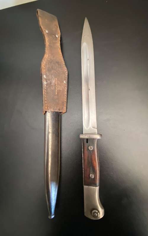 PORTUGUESE 1937 84/98 BAYONET WITH METAL SCABBARD AND LEATHER FROG