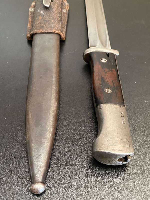 PORTUGUESE 1937 84/98 BAYONET WITH METAL SCABBARD AND LEATHER FROG