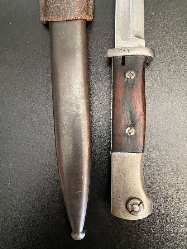 PORTUGUESE 1937 84/98 BAYONET WITH METAL SCABBARD AND LEATHER FROG
