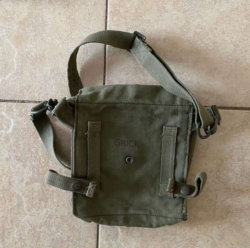 SELECTION OF MILITARY DITTY BAGS AND ON CARRY POUCH