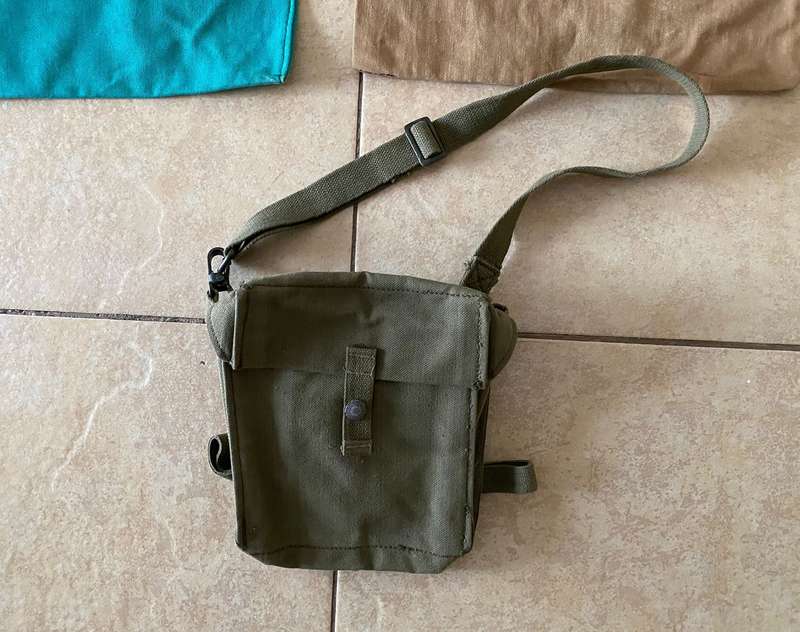 SELECTION OF MILITARY DITTY BAGS AND ON CARRY POUCH