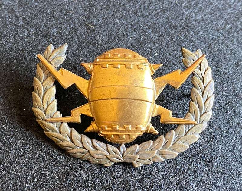 SA NAVY MINE COUNTER MEASURE ,BI/METAL BREAST BADGE-GREY METAL WREATH-  2PINS