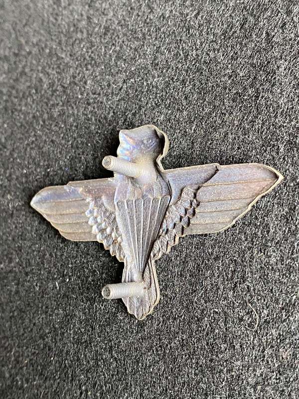 44 PARACHUTE,GREY METAL BERET BADGE-APPROVED 1984- 2 X SCREW LUGS