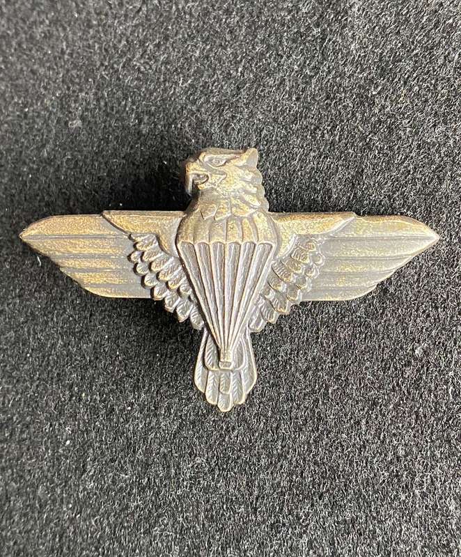 44 PARACHUTE,GREY METAL BERET BADGE-APPROVED 1984- 2 X SCREW LUGS