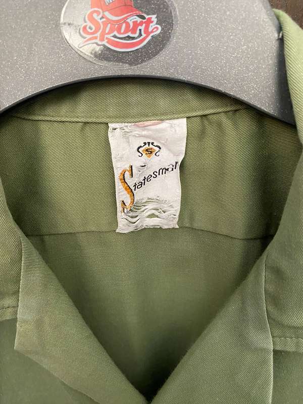 RHODESIAN OLIVE GREEN SHORT SLEEVE SHIRT-LABELLED(STATESMAN) SIZE LARGE-MEASURES 58 CM ARMPIT TO ARM
