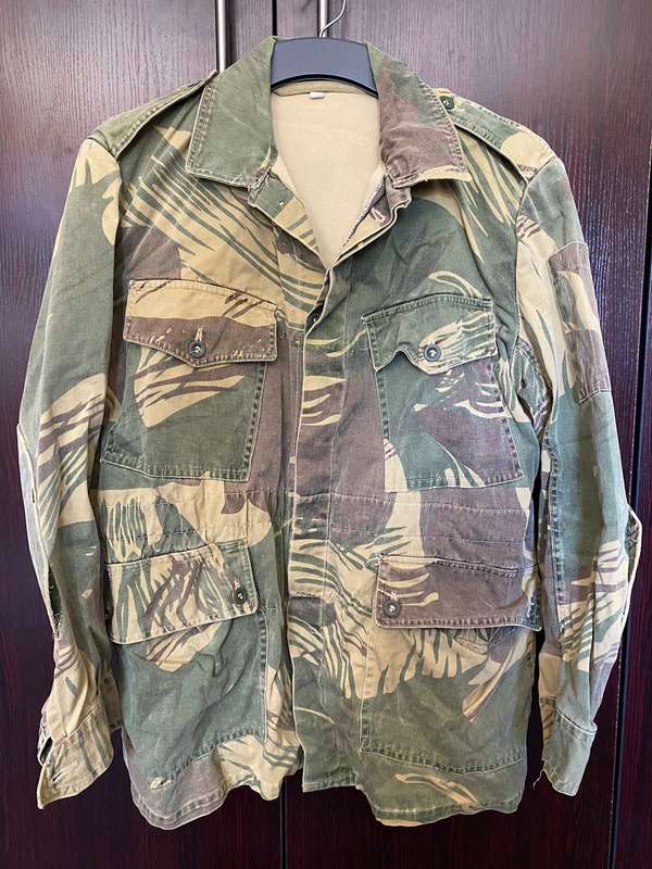 RHODESIAN CAMO JACKET,PADDED ELBOWS AND ZIP ON THE BACK-SIZE LARGE-MEASURES 58 CM ARMPIT TO ARMPIT-C