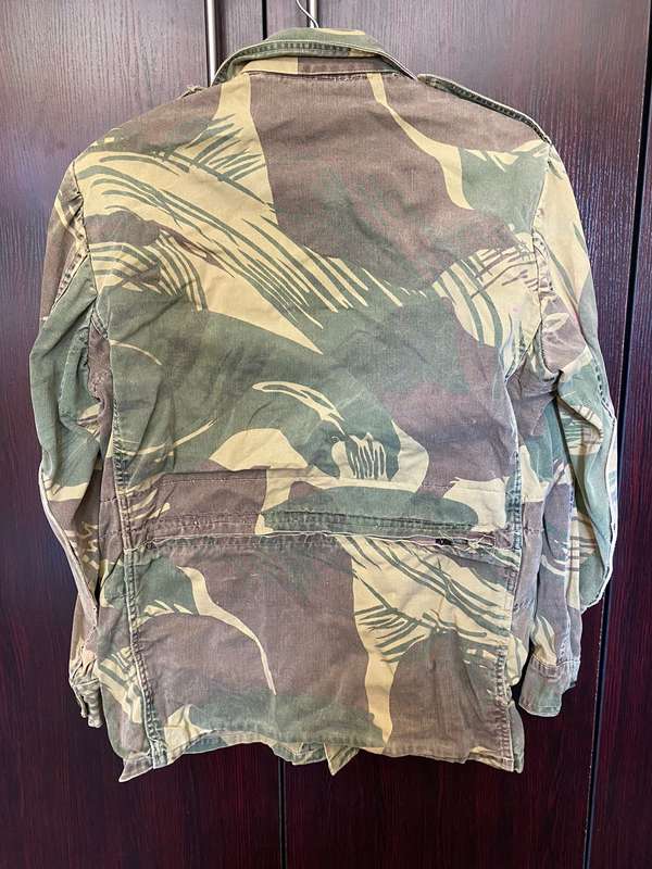 RHODESIAN CAMO JACKET,PADDED ELBOWS AND ZIP ON THE BACK-SIZE LARGE-MEASURES 58 CM ARMPIT TO ARMPIT-C