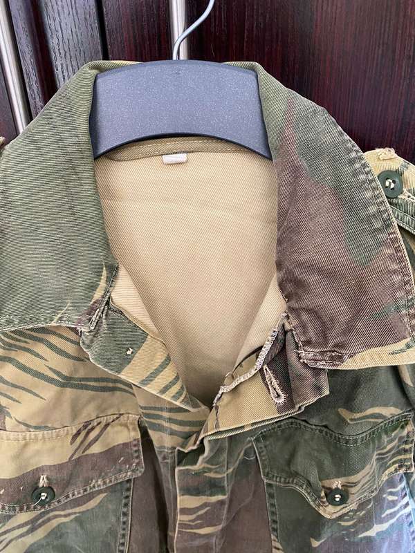 RHODESIAN CAMO JACKET,PADDED ELBOWS AND ZIP ON THE BACK-SIZE LARGE-MEASURES 58 CM ARMPIT TO ARMPIT-C