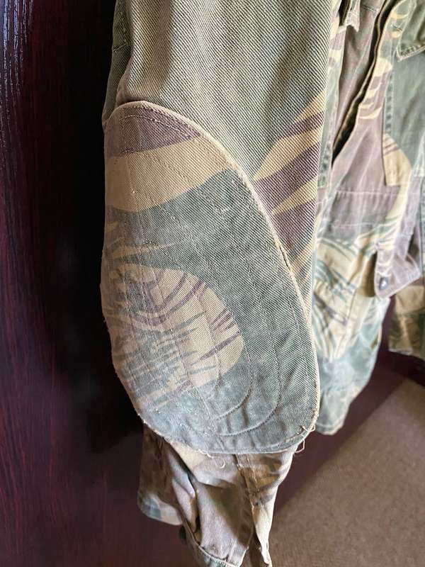 RHODESIAN CAMO JACKET,PADDED ELBOWS AND ZIP ON THE BACK-SIZE LARGE-MEASURES 58 CM ARMPIT TO ARMPIT-C